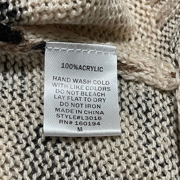 By Together Collection Women’s Oversized Medium Leopard Print V-Neck Sweater - Picture 8 of 8